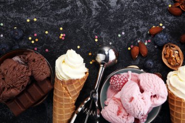 Vanilya yoğurt veya yumuşak kıvamlı dondurma waffle koni çeşitli lezzet ve çilekli dondurma dondurulmuş