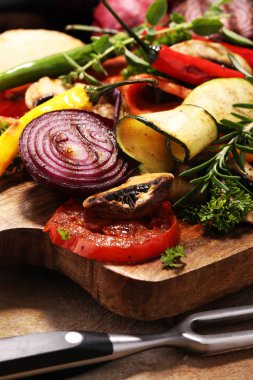 Izgara sebze. Domates, kabak, biber ve taze otlar. Vejetaryen ızgara kavramı.