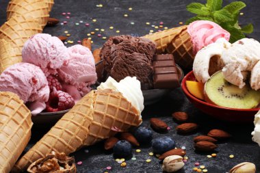 Vanilya yoğurt veya yumuşak kıvamlı dondurma waffle koni çeşitli lezzet ve çilekli dondurma dondurulmuş