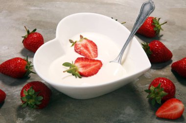 taze çilek kase çilekli yoğurt.