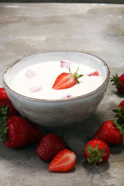 taze çilek kase çilekli yoğurt.