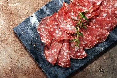 ince dilimlenmiş salam. lezzetli Aperatif rustik salam.