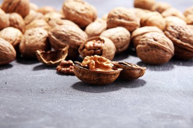 Ceviz çekirdekleri ve kırsal masada sağlıklı cevizler.