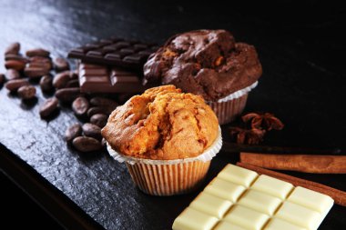 Çikolatalı kek ve somun kek, koyu arka plan üzerinde ev yapımı ekmek