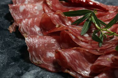 ince dilimlenmiş salam. lezzetli Aperatif rustik salam.