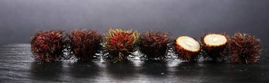 Rambutans meyve yaprak masada. Rambutan veya kıllı lychee.