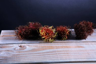 Rambutans meyve yaprak masada. Rambutan veya kıllı lychee.