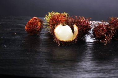 Rambutans meyve yaprak masada. Rambutan veya kıllı lychee.