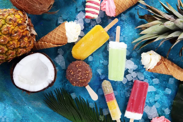 バニラ冷凍ヨーグルトやワッフル コーンとトロピカル フルーツを使ったカラフルなアイス キャンデー ソフト クリーム — ストック写真