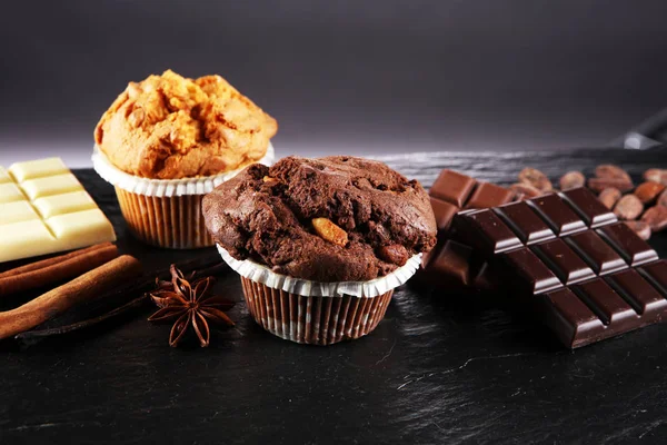Csokoládé Muffin Nut Muffin Házi Pékség Sötét Háttér — Stock Fotó