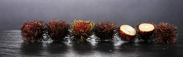 Rambutans Fruta Com Folha Mesa Rambutan Lichia Peluda — Fotografia de Stock