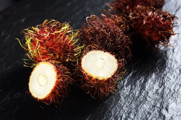 Rambutans meyve yaprak masada. Rambutan veya kıllı lychee.