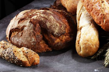 Ekmek ve ekmek çeşitleri gemide yukarıdan alır. Mutfak veya fırın poster tasarımı.