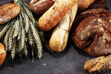 Ekmek ve ekmek çeşitleri gemide yukarıdan alır. Mutfak veya fırın poster tasarımı.