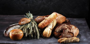 Ekmek ve ekmek çeşitleri gemide yukarıdan alır. Mutfak veya fırın poster tasarımı.