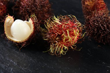 Rambutans meyve yaprak masada. Rambutan veya kıllı lychee.