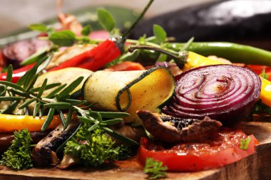 Izgara sebze. Domates, kabak, biber ve taze o