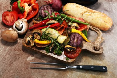 Izgara sebze. Domates, kabak, biber ve taze otlar. Vejetaryen ızgara kavramı.