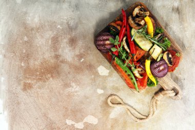 Izgara sebze. Domates, kabak, biber ve taze otlar. Vejetaryen ızgara kavramı.