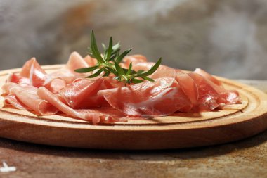 İtalyan prosciutto crudo veya jamon maydanoz ile. Ham ham.