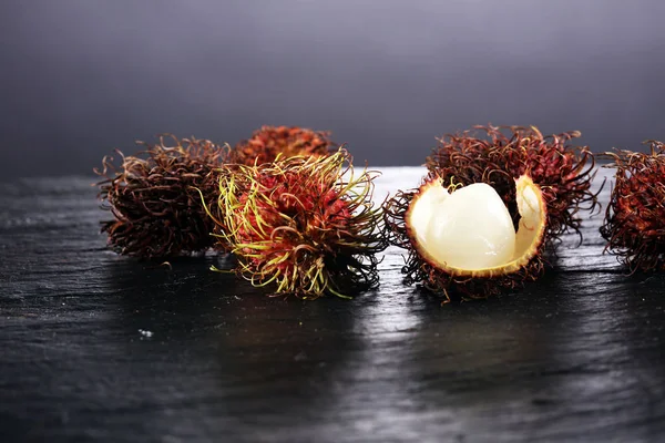 Rambutans meyve yaprak masada. Rambutan veya kıllı lychee.