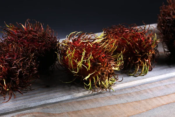 Rambutans meyve yaprak masada. Rambutan veya kıllı lychee.