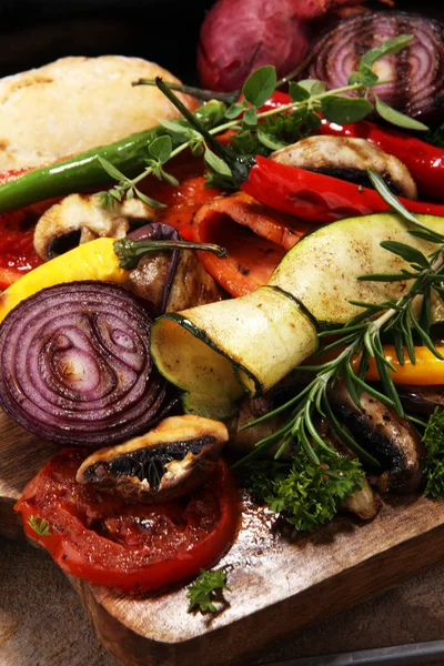Izgara sebze. Domates, kabak, biber ve taze o