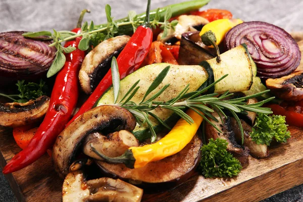 Gegrilde Groenten Tomaten Courgette Paprika Verse Kruiden Vegan Barbecue Concept — Stockfoto