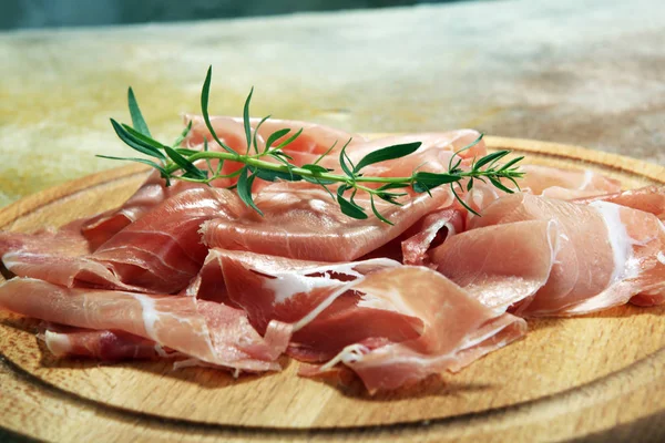 İtalyan prosciutto crudo veya jamon maydanoz ile. Ham ham.