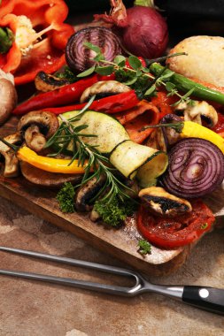 Izgara sebze. Domates, kabak, biber ve taze otlar. Vejetaryen ızgara kavramı.