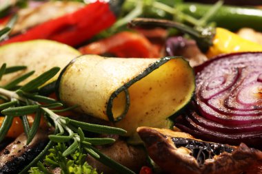 Izgara sebze. Domates, kabak, biber ve taze otlar. Vejetaryen ızgara kavramı.