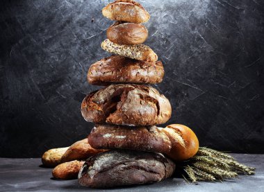 Ekmek ve ekmek çeşitleri gemide yukarıdan alır. Mutfak veya fırın poster tasarımı.