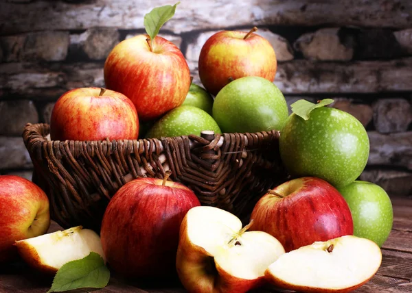 Manzanas Rojas Maduras Manzana Verde Sobre Fondo Madera — Foto de Stock