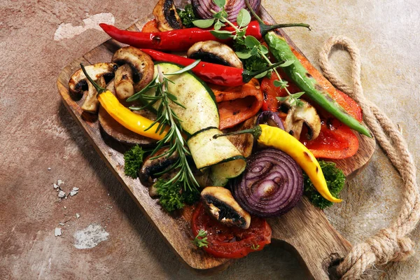 野菜のグリル トマト ズッキーニ ピーマン 新鮮なハーブ ビーガン グリル コンセプト — ストック写真
