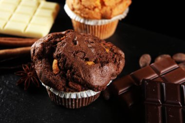 Çikolatalı kek ve somun kek, koyu arka plan üzerinde ev yapımı ekmek