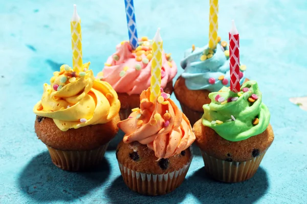 Smaczne Babeczki Stole Urodziny Cupcake Kolorach Tęczy — Zdjęcie stockowe