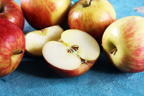 Pommes Rouges Mûres Avec Des Feuilles Sur Fond Bois — Photo