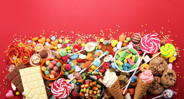 конфеты с желе и сахаром. красочный массив различных сладостей и угощений для детей
