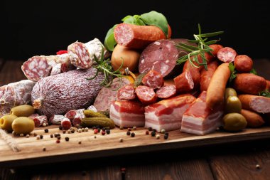 Lezzetli salam, jambon, taze sosis, salatalık ve otlar ile yemek tepsisi. Et tabağı ile seçme