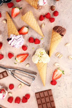 Farklı renk ve lezzetleri meyveler, fındık ve meyve ile dondurma Kepçe kümesi 