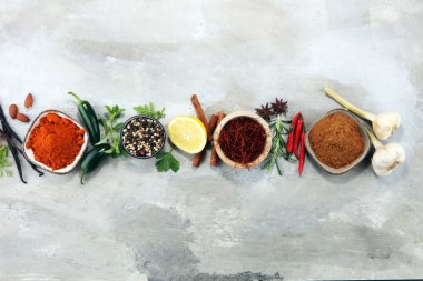 Baharat ve otlar masada. Yemek ve mutfak malzemeleri