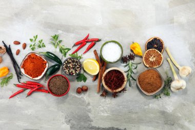 Baharat ve otlar masada. Yemek ve mutfak malzemeleri