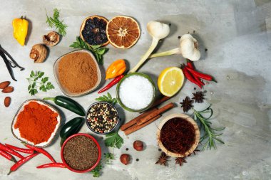 Baharat ve otlar masada. Yemek ve mutfak malzemeleri