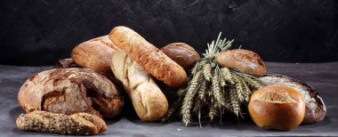 Ekmek ve ekmek çeşitleri gemide yukarıdan alır. Mutfak veya fırın poster tasarımı.