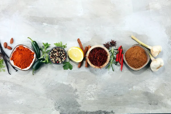 Baharat ve otlar masada. Yemek ve mutfak malzemeleri