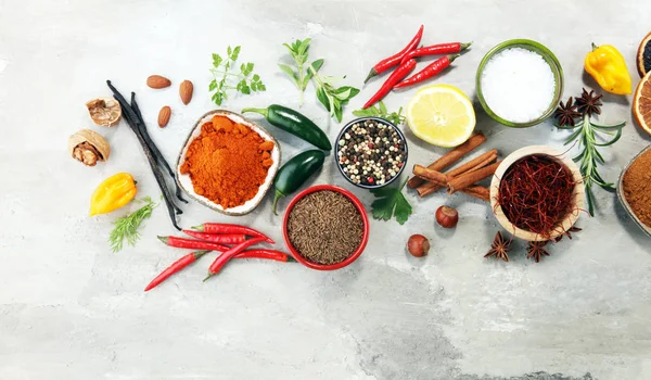 Baharat ve otlar masada. Yemek ve mutfak malzemeleri