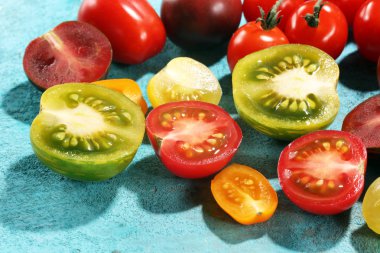 Tablo renkli organik domates. Taze organik kırmızı sarı turuncu ve yeşil domates.