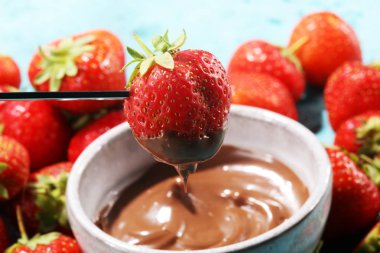 Eritme çikolata veya erimiş çikolata ve çilek ile fondü
