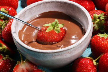 Eritme çikolata veya erimiş çikolata ve çilek ile fondü