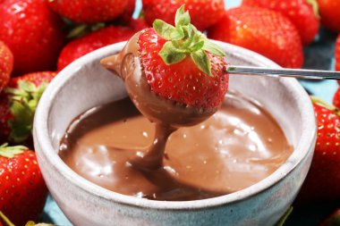 Eritme çikolata veya erimiş çikolata ve çilek ile fondü